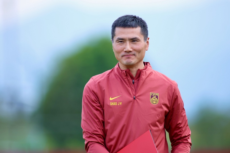 必一官方网站-北青：国足集训期间三点一线，教练组每天给球队开短会，上视频课