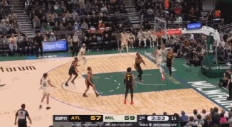 b one sports-根本拦不住！字母哥突破举火烧天单臂劈扣继续得分